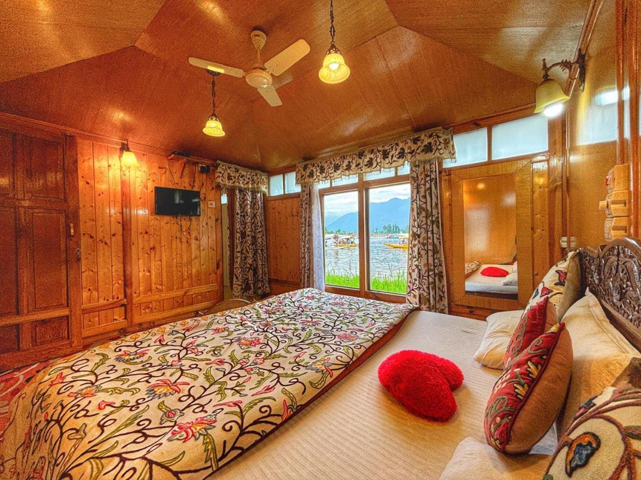Hotel White House Group Of Houseboats Srīnagar Exteriér fotografie