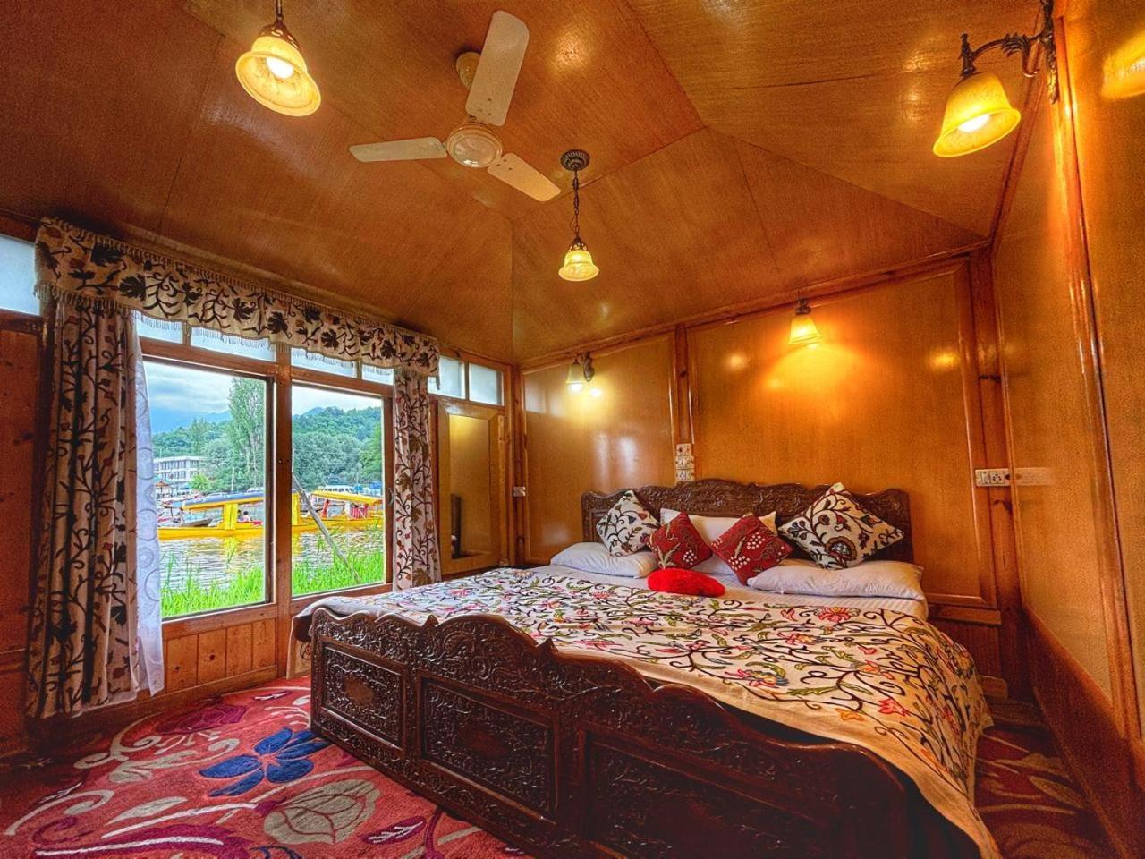 Hotel White House Group Of Houseboats Srīnagar Exteriér fotografie